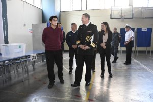 Jefe de Fuerza de la Región de Valparaíso revista local de votación junto a autoridades locales