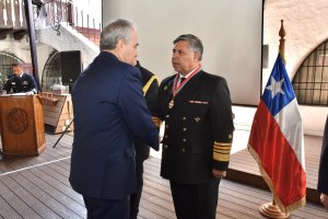 Gobierno de Brasil condecora al Comandante en Jefe de la Armada de Chile, en el Día del Marinero