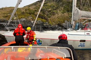 Armada de Chile rescata a familia de veleristas encayados en Canal Ballenero
