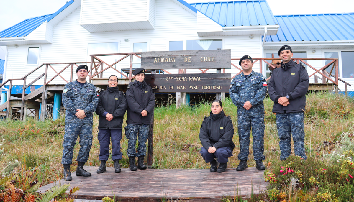 Les aspirants et marins du service militaire ont effectué une visite professionnelle à la mairie de Mar « Paso Tortuoso » dans le détroit de Magellan