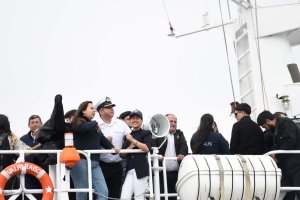 Autoridades inspeccionan puntos de lanzamiento de fuegos artificiales para show de año nuevo en el mar 2026