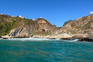 Autoridad Marítima rescata a dos personas desde roqueríos en Algarrobo