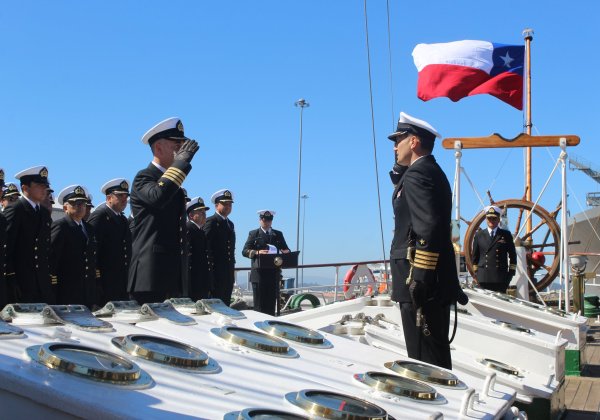 Capitán de Navío Edward Gibbons asume como nuevo Comandante del Buque Escuela
