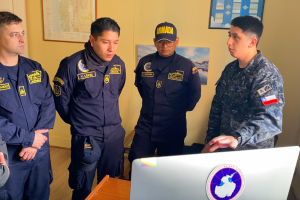 Dotación del buque ARC “Simón Bolívar” visita Centro Meteorológico de la Armada en Punta Arenas