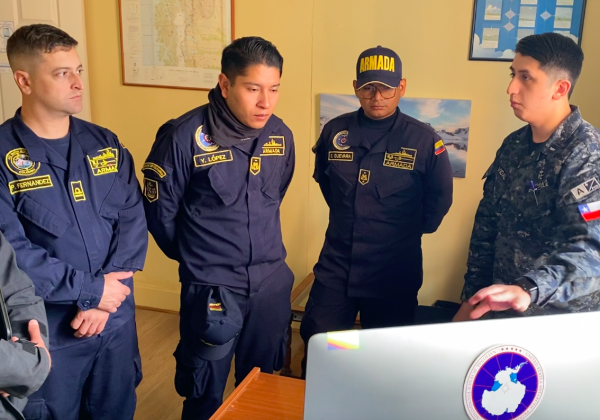 Dotación del buque ARC “Simón Bolívar” visita Centro Meteorológico de la Armada en Punta Arenas