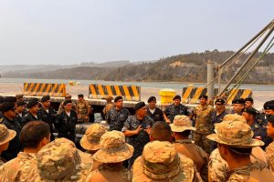 Comandante en Jefe de la Armada recorrió zonas afectadas por incendios en Biobío y se reunió con familias de marinos afectados
