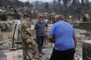 Vecinos de Penco y autoridades valoran el trabajo de seguridad del personal de las Fuerzas Armadas y Policías en la zona de emergencia