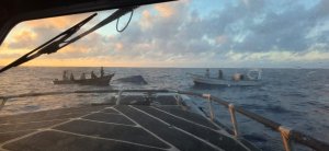 Autoridad Marítima rescata a dos tripulantes de embarcación que volcó en Juan Fernández