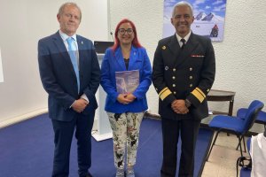 Comandante en Jefe de la Tercera Zona Naval participa en presentación de la enciclopedia antártica ilustrada