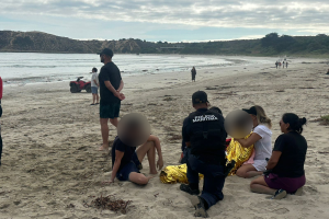 Autoridad Marítima rescata a dos personas menores de edad en riesgo de inmersión