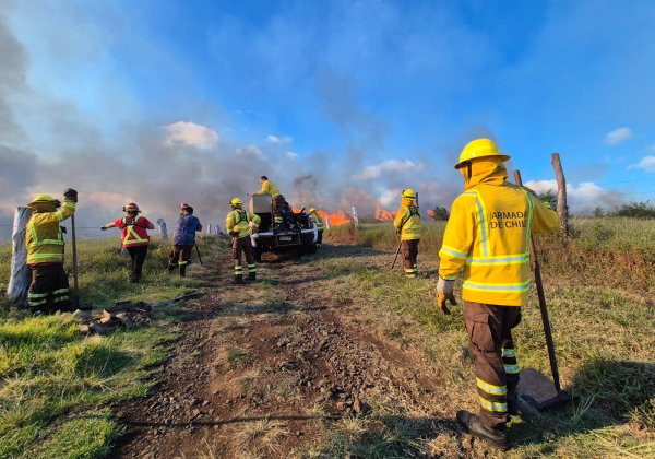 Armada apoyó trabajo de Bomberos en incendio en Rapa Nui
