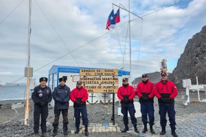 Visita de delegación de la Marina de Guerra del Perú a la Gobernación Marítima de la Antártica Chilena