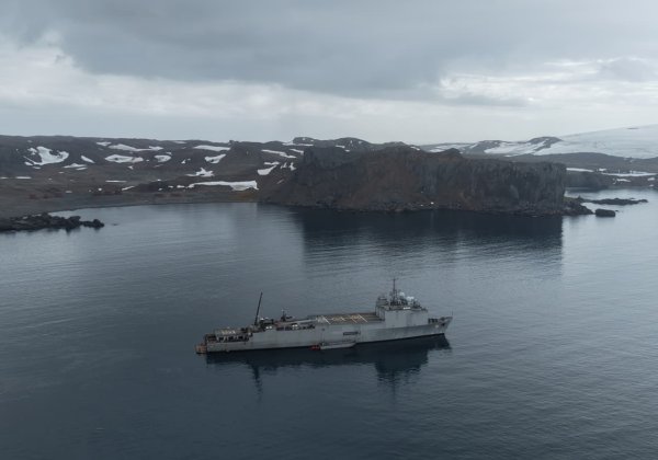 Armada de Chile refuerza la soberanía nacional en la Antártica mediante apoyo logístico en Bahía Fildes
