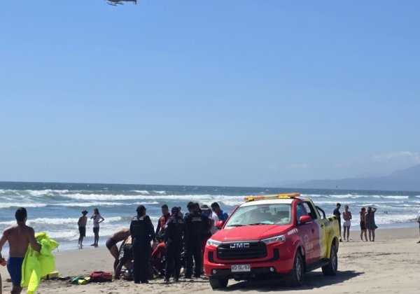 Helicóptero Naval y Autoridad Marítima rescatan a bañista en riesgo de inmersión en La Serena