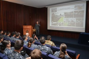Cadetes de la Escuela Naval "Arturo Prat" participaron en exposición del Jefe del Estado Mayor General