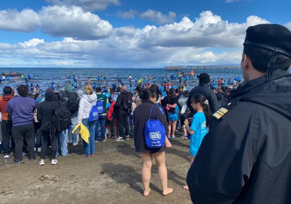 Armada de Chile brindó seguridad en una nueva versión del Chapuzón Kids en Punta Arenas