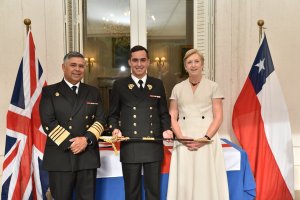 Primera antigüedad de la Escuela Naval 2025 recibe réplica de espada de Cochrane