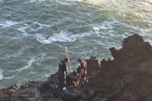 A pocos minutos del ocaso: Autoridad Marítima de Hanga Roa rescata a tres adultos y un menor de edad en riesgo de inmersión