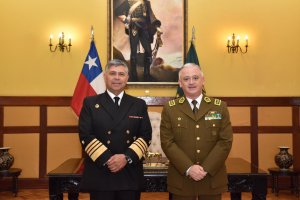 Comandante en Jefe de la Armada saluda a Carabineros en su 99 Aniversario