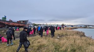 Autoridad Marítima y The Grange School realizan limpieza de playa en Puerto Natales