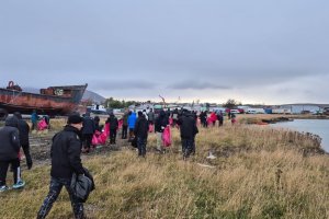 Autoridad Marítima y The Grange School realizan limpieza de playa en Puerto Natales