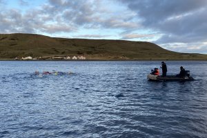 Capitanía de Puerto de Punta Arenas resguardó a ocho nadadores del club Delfines en cruce del canal Fitz Roy