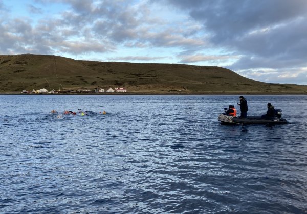 Capitanía de Puerto de Punta Arenas resguardó a ocho nadadores del club Delfines en cruce del canal Fitz Roy