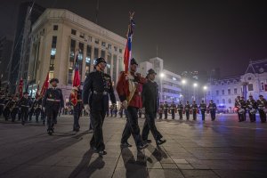 16 Compañías de Bomberos de Valparaíso desfilan frente al Monumento a la Marina Nacional