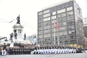 Más de 2.000 efectivos desfilaron en honor a las Glorias Navales en Valparaíso
