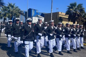Dotación de la Fragata “Latorre” desfiló en Antofagasta en la conmemoración de las Glorias Navales
