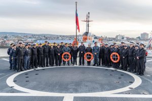En Magallanes Ministro de Defensa junto al Comandante en Jefe de la Armada visitan el Rompehielos Viel: Chile se proyecta a través de sus buques a la Antártica