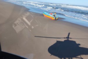 Rescate de cuatro tripulantes de embarcación menor en playa Lloncao