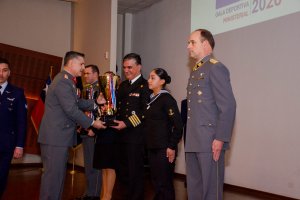 Deportistas navales son condecorados por el Ministro de Defensa Nacional