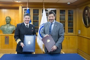 Armada y Academia Diplomática Andrés Bello firman convenio de colaboración académica, investigación y vinculación con el medio