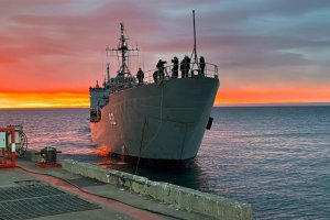 Armada de Chile apoya el despliegue del Ejército hacia Magallanes en el marco del ejercicio "Jauken 2026"