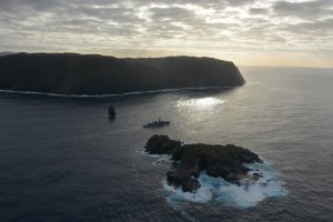 FF-05 “Almirante Cochrane” fondea en Isla de Pascua