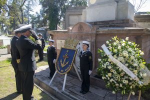 A 150 años de su fallecimiento: Dotación de la Fragata "Almirante Blanco Encalada" rinde homenaje a Manuel Blanco Encalada en el Cementerio General de Santiago