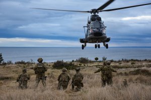 Ministro de Defensa y Comandante en Jefe de la Armada revistan a personal de la Fuerza Anfibia desplegado en tierra
