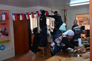 Dotación de la Fragata "Almirante Lynch" realiza acción cívica y comparte con adultos mayores en Puerto Williams