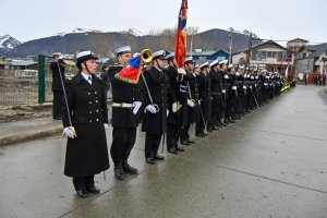 Marinos protagonizan desfile más austral de Chile en Puerto Williams