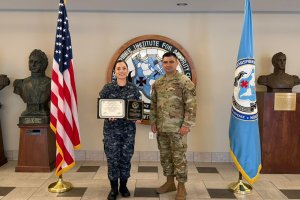 Oficial de la Armada de Chile obtiene Gran Premio Graduado de Honor Distinguido en Estados Unidos