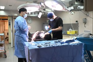 Casi 90 personas son atendidas durante la primera jornada del operativo médico-dental en Castro y Chonchi